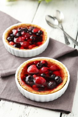 Peçete üzerinde taze berry tart
