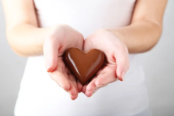 Tangan wanita dengan hati coklat — Stok Foto