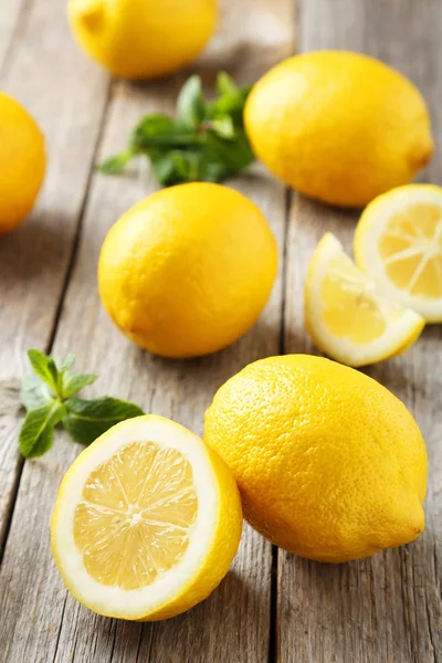 Fresh lemons with leaves — Stock Photo, Image