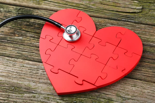 Puzzle červené srdce s stetoskop — Stock fotografie