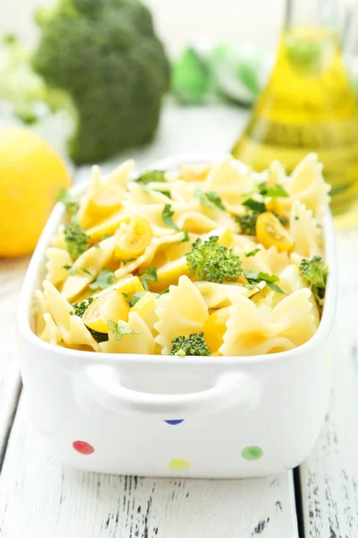 Deliciosa pasta con brócoli en un bol — Foto de Stock