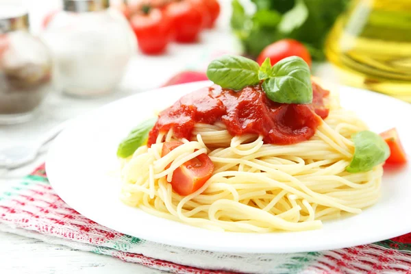 토마토와 바질을 곁들인 스파게티 — 스톡 사진