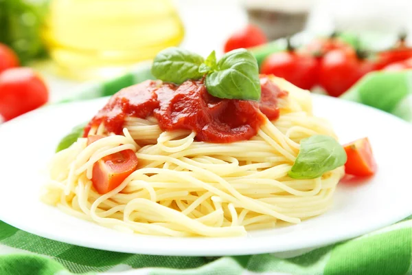 Спагетті з помідорами і базиліком — стокове фото
