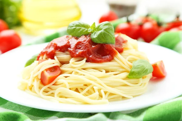 Spaghetti con pomodori e basilico — Foto Stock