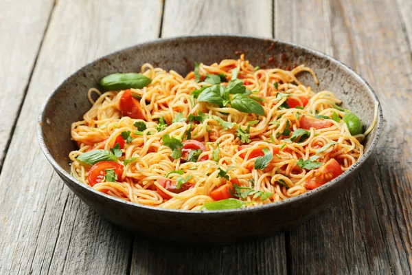 Espaguetis con tomates y albahaca — Foto de Stock