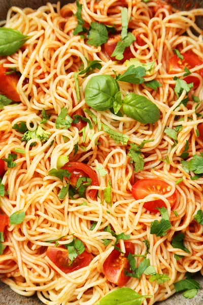 Spaghetti con pomodori e basilico — Foto Stock