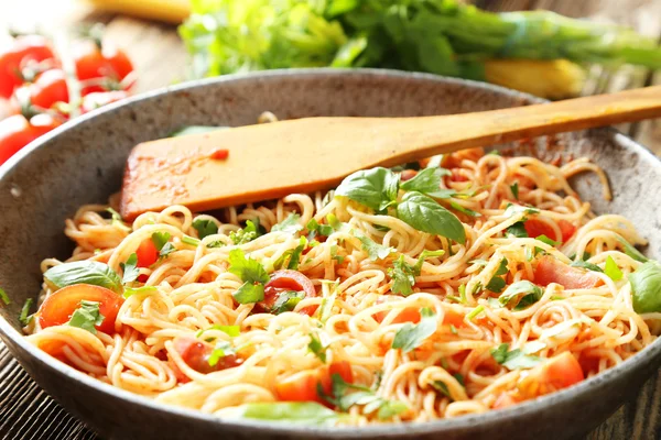 Espaguete com tomate e manjericão — Fotografia de Stock