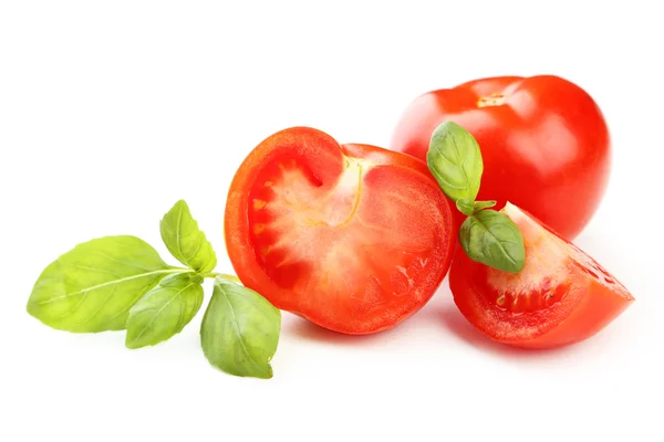 Tomates y hojas de albahaca —  Fotos de Stock
