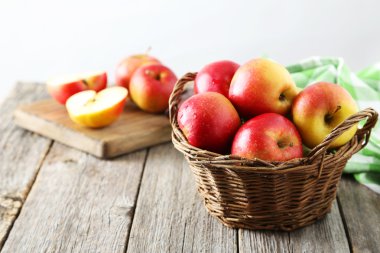 Sepette kırmızı elmalar