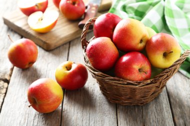 Sepette kırmızı elmalar