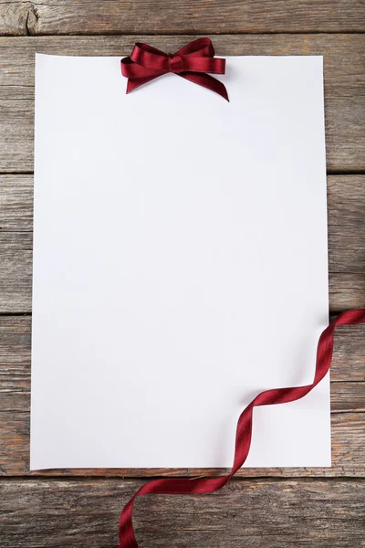 Hoja de papel en blanco con lazo borgoña —  Fotos de Stock