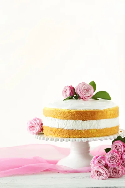 Sweet cake with roses — Stock Photo, Image