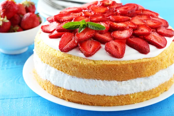 Süßer Kuchen mit Erdbeeren — Stockfoto