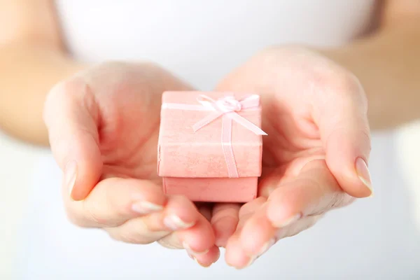 Hände halten Geschenkbox — Stockfoto