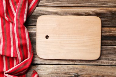 Tablo kesme tahtası ve peçete ile