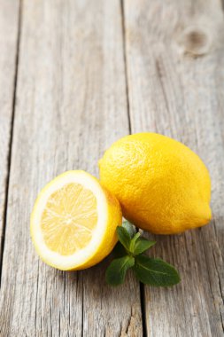 Gri ahşap zemin üzerine limon