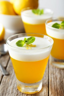 Lezzetli limon jöle cam gri ahşap zemin üzerine