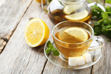 Nane ve gri ahşap zemin üzerine limon ile çay