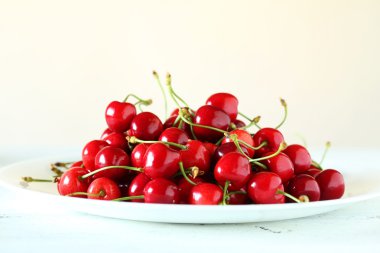 Olgun Kiraz plaka üzerinde