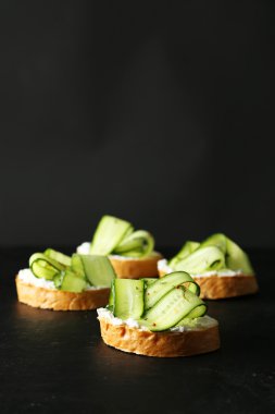 Lezzetli taze bruschetta salatalık ile