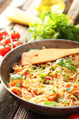 Domates ve fesleğenli spagetti.