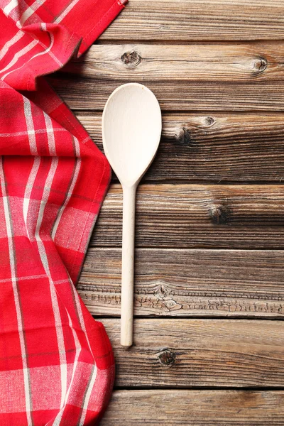 Cucchiaio e tovagliolo di legno — Foto Stock
