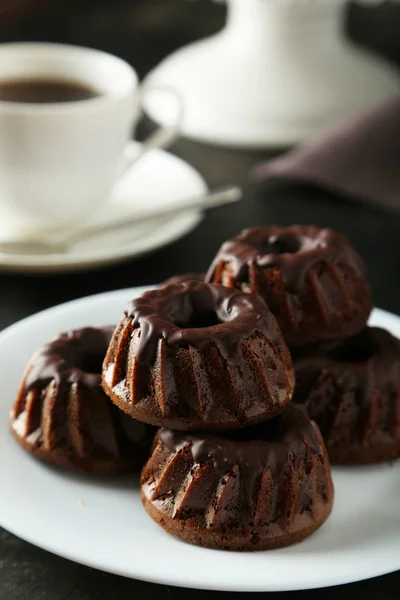 Cioccolato torte bundt sul piatto su sfondo nero — Foto Stock