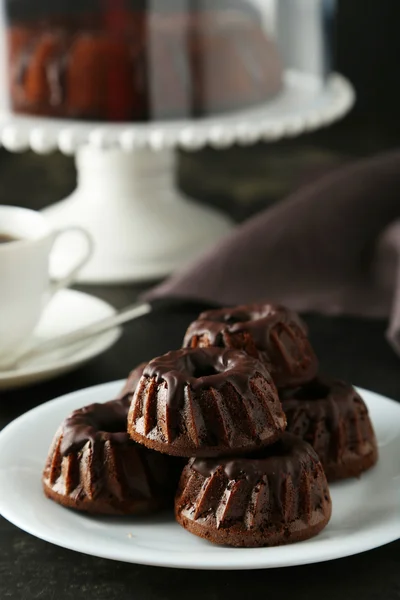 Шоколадные торты на тарелке на черном фоне — стоковое фото
