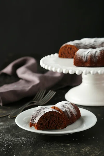 접시에 초콜릿 bundt 케이크 — 스톡 사진