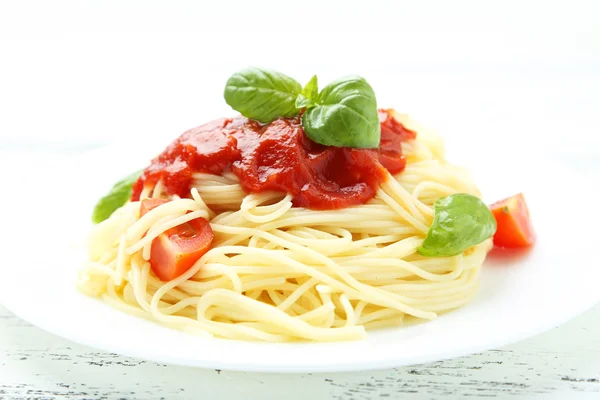 Špagety s rajčaty a bazalkou — Stock fotografie