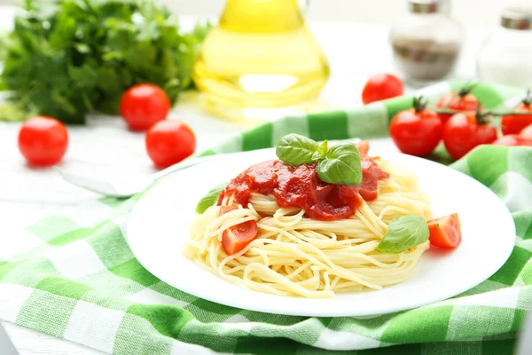 Спагетти с помидорами и базиликом — стоковое фото