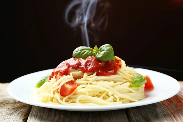 Spaghetti mit Tomaten und Basilikum — Stockfoto