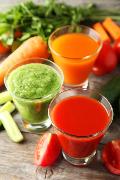 Succhi di pomodoro, carota e cetriolo freschi — Foto Stock