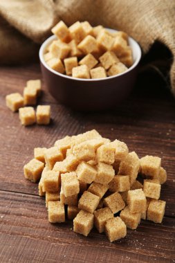 kahverengi şeker kabın içinde