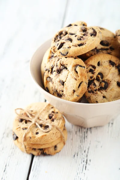 Cookies aux pépites de chocolat dans un bol — Photo
