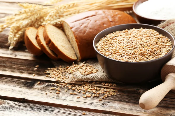 Orelhas de trigo e tigela de farinha — Fotografia de Stock