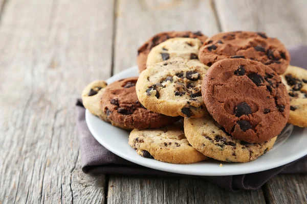 Chocolate chip cookies on plate — Stock Photo, Image