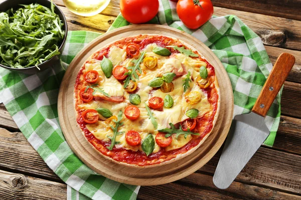 Frische leckere Pizza — Stockfoto