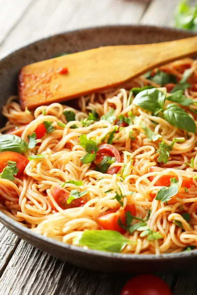 Espaguete com tomate e manjericão — Fotografia de Stock