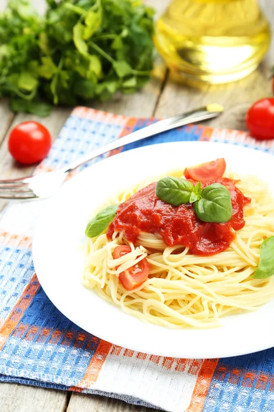 Spaghetti mit Tomaten und Basilikum — Stockfoto