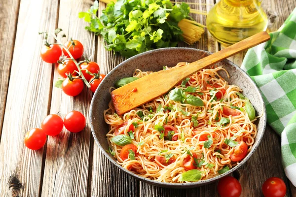 Spaghetti med tomater och basilika — Stockfoto