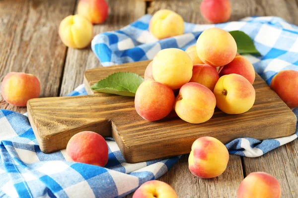 Fresh apricots on cutting board — Stockfoto