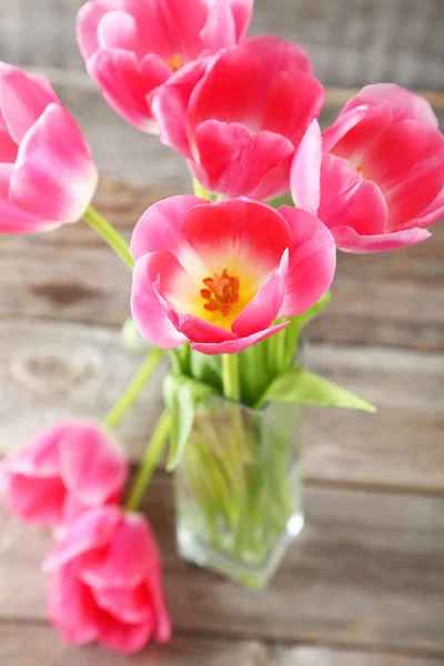 Tulipanes rosados en jarrón —  Fotos de Stock