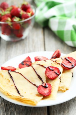 Çilek ile lezzetli gözleme