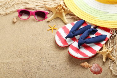 Bir kum üzerinde plaj aksesuarları