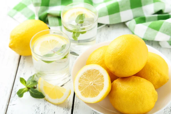 新鲜的柠檬汁柠檬 — 图库照片