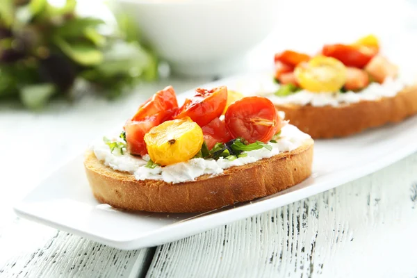 Lekker vers bruschetta met tomaten — Stockfoto