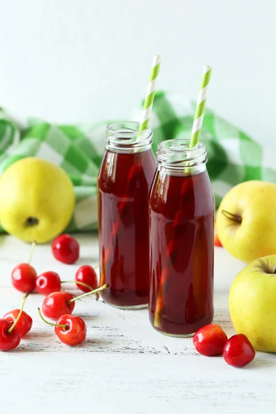 Gläser Kirschsaft mit Äpfeln — Stockfoto