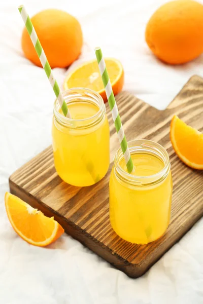 Orangensaft in Flaschen — Stockfoto