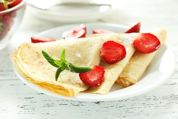 Tasty pancakes with strawberries — Stock Photo, Image